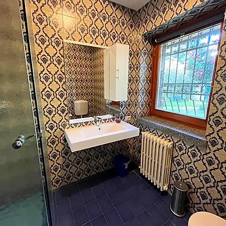 Bed & Breakfast Bella -parcheggio Privato Interno Arona