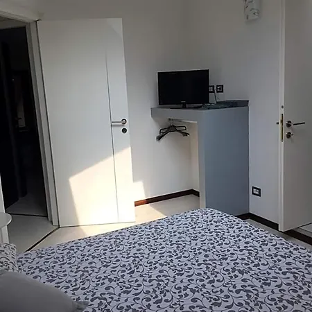 Bed & Breakfast Bella -parcheggio Privato Interno Arona