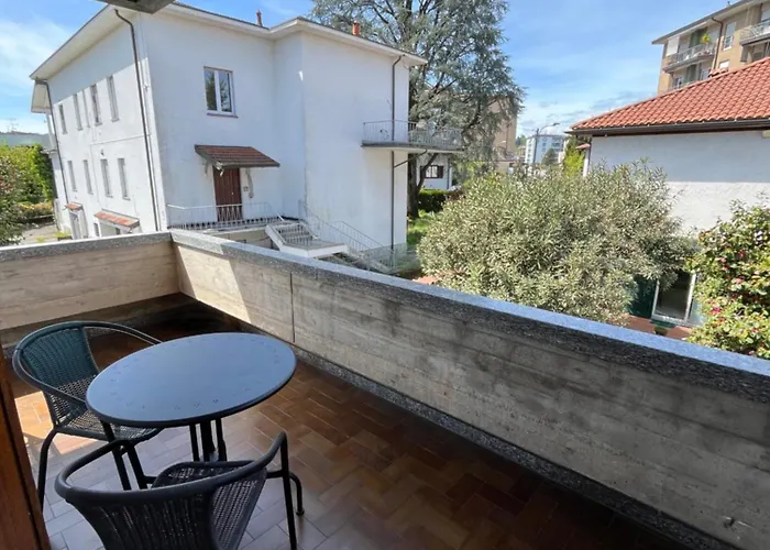 Bed & Breakfast Bella -parcheggio Privato Interno Arona